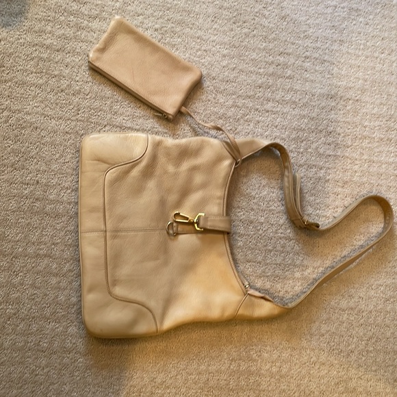 Crossbody bag crème leather with attached zippered pouch inside

DIAMICCI. Brand - Picture 4 of 5